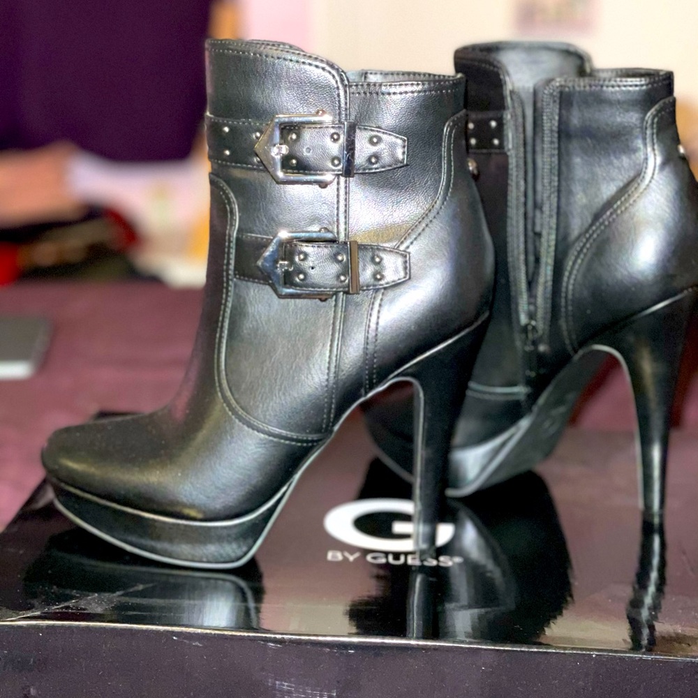 Guess boots